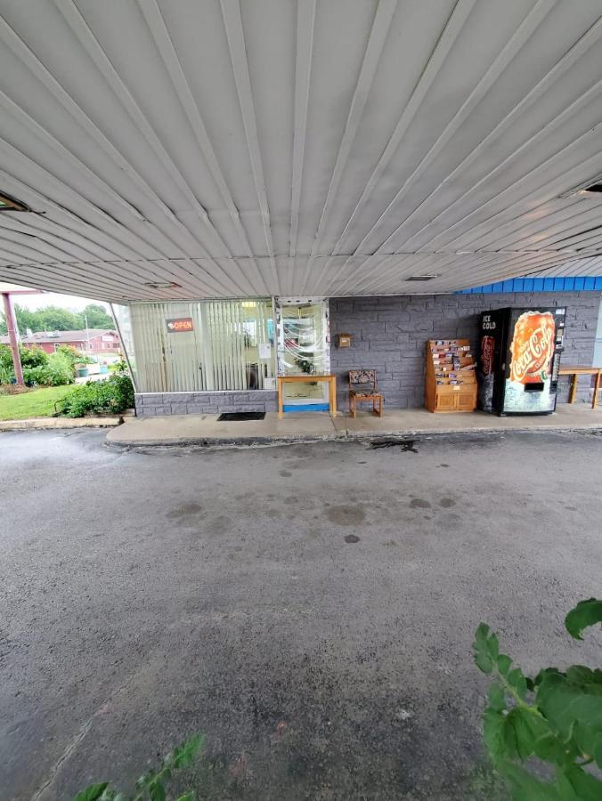 Gray Plaza Motel West Frankfort Екстериор снимка
