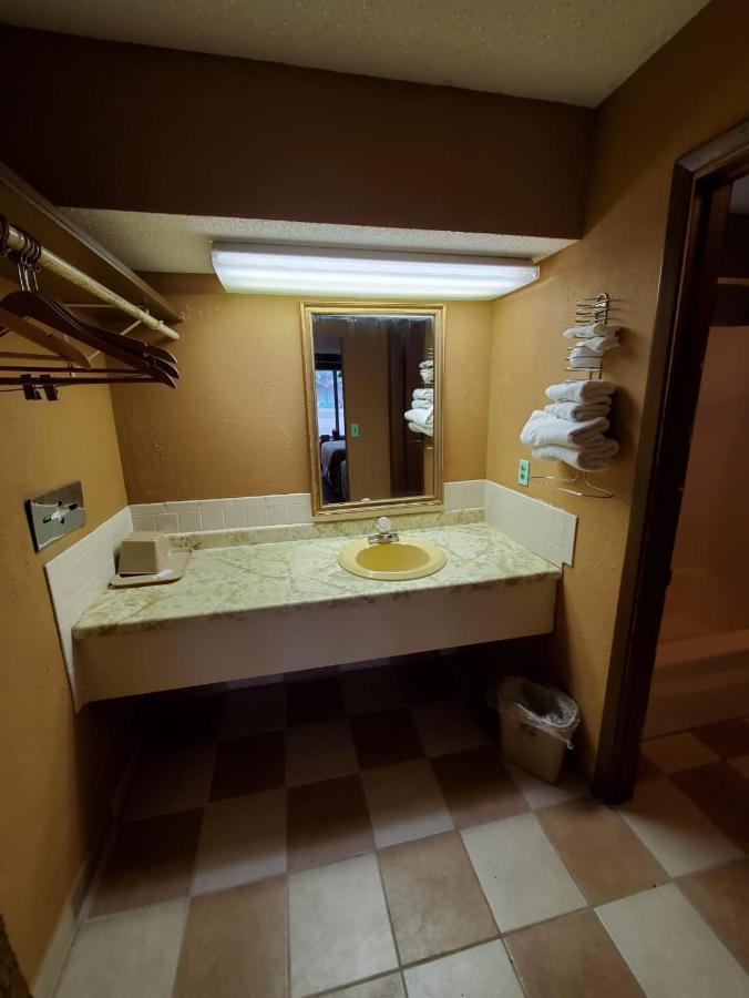 Gray Plaza Motel West Frankfort Екстериор снимка