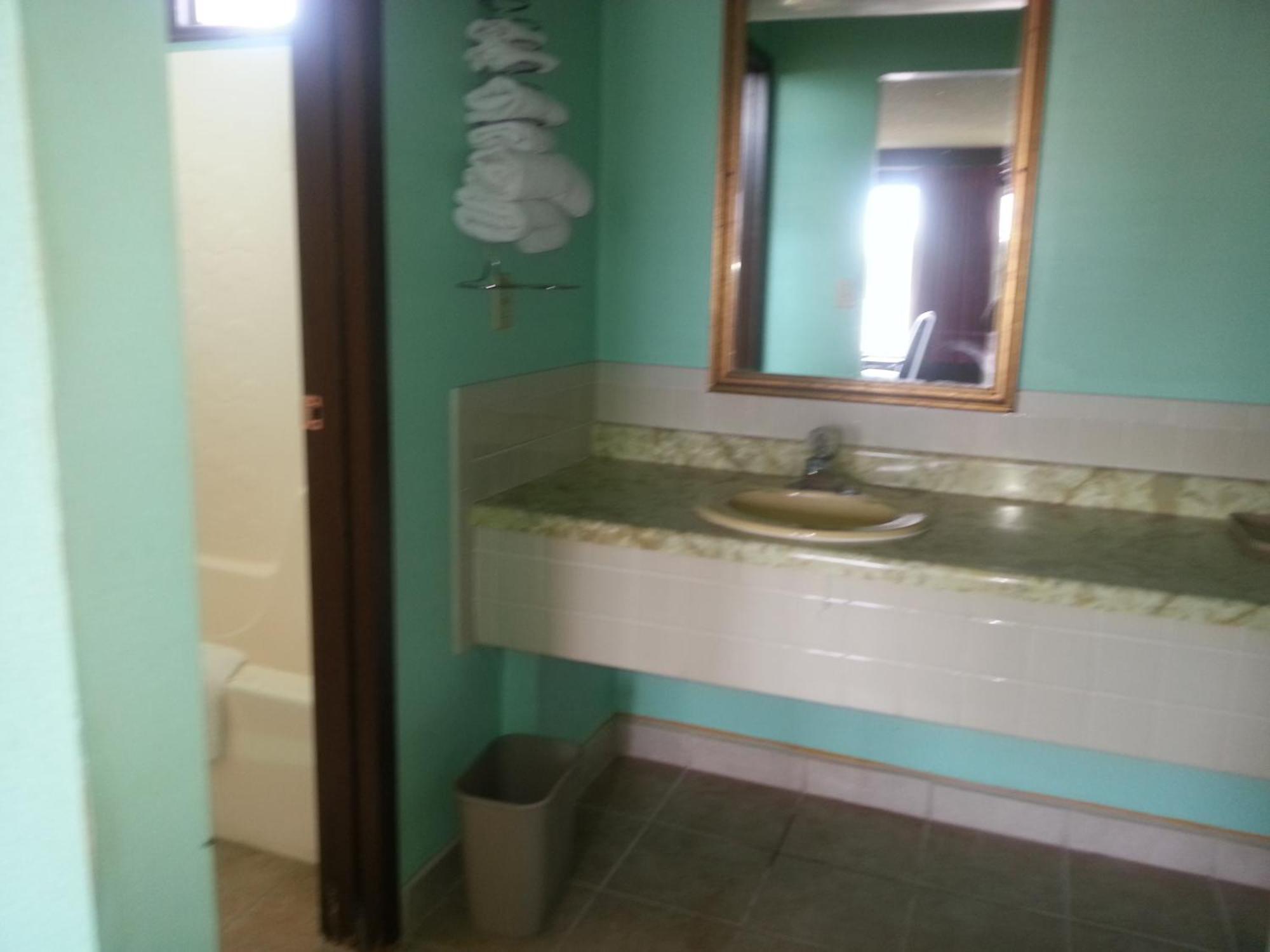 Gray Plaza Motel West Frankfort Екстериор снимка